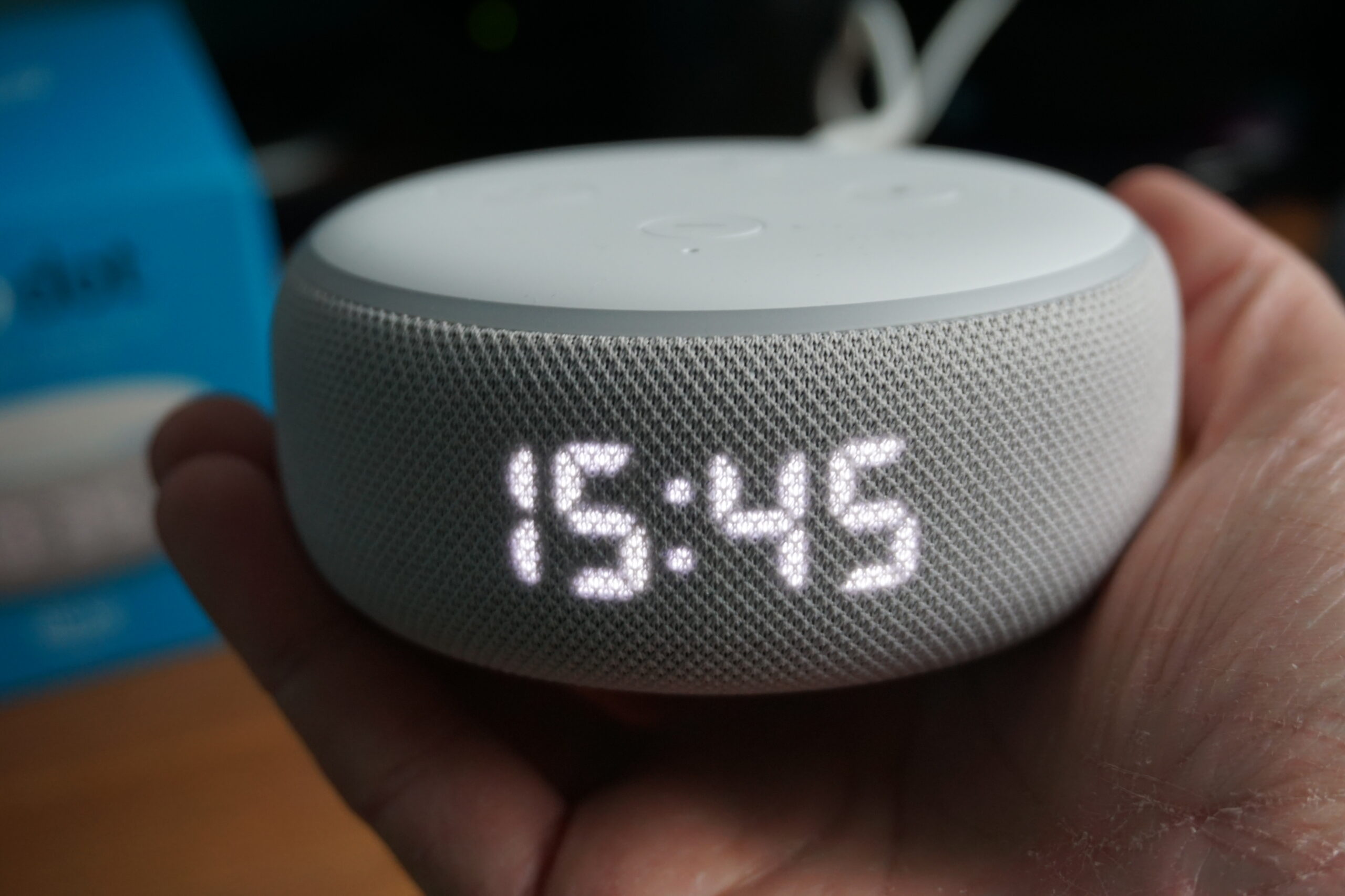 Amazon Echo Dot con orario