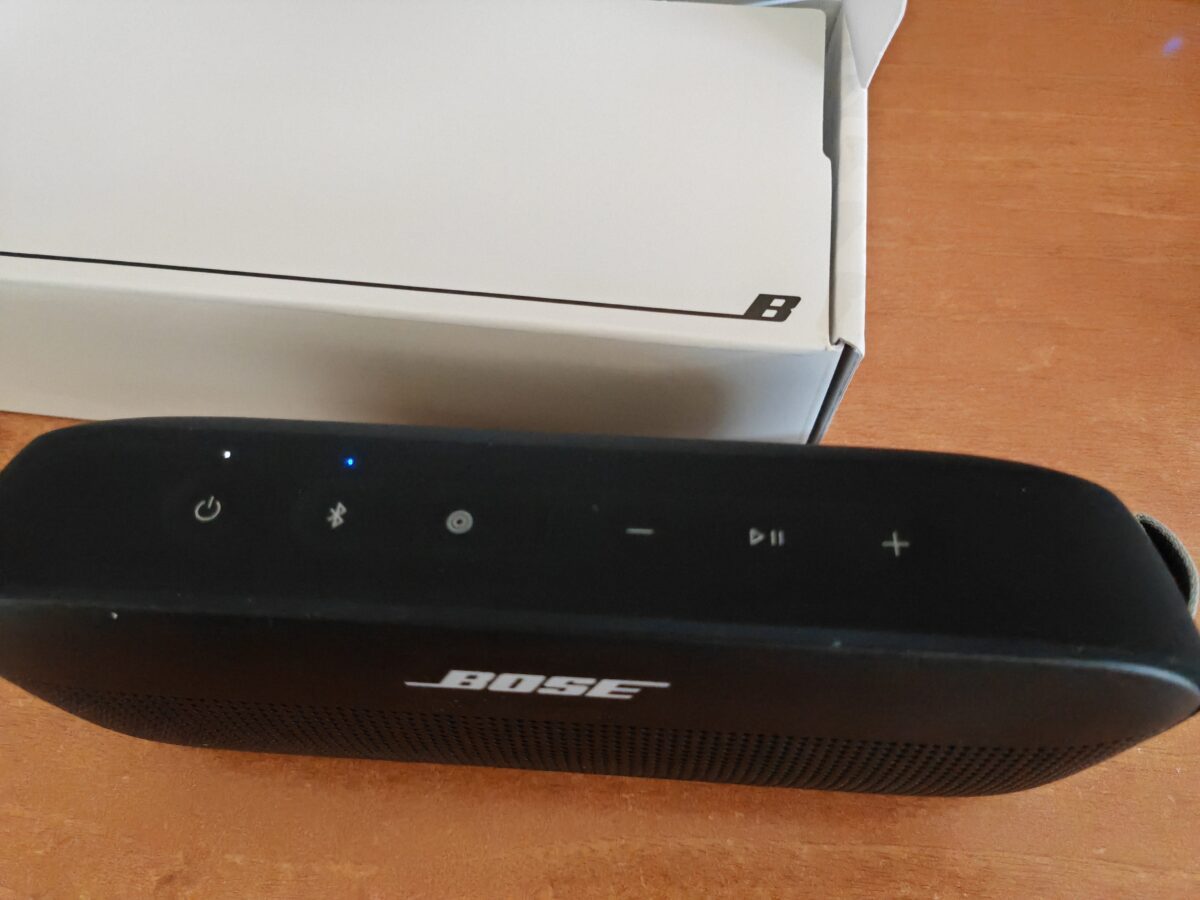 Vista superiore di Bose SoundLink Flex con tasti accensione, bluetooth, volume e pairing