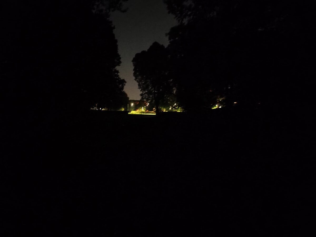 Fotografia scattata con Oppo Reno 16 F 5G che mostra la gestione notturna della fotocamera ultra-grandangolare da 8 MP.