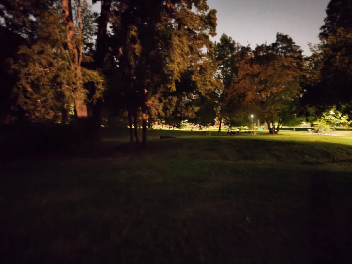 Fotografia scattata con Oppo Reno 16 F 5G che mostra la gestione notturna della fotocamera principale da 50 Mp