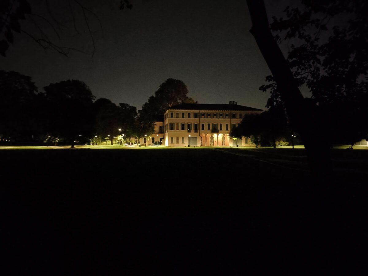 Fotografia scattata con Oppo Reno 16 F 5G che mostra la gestione notturna della fotocamera principale da 50 Mp