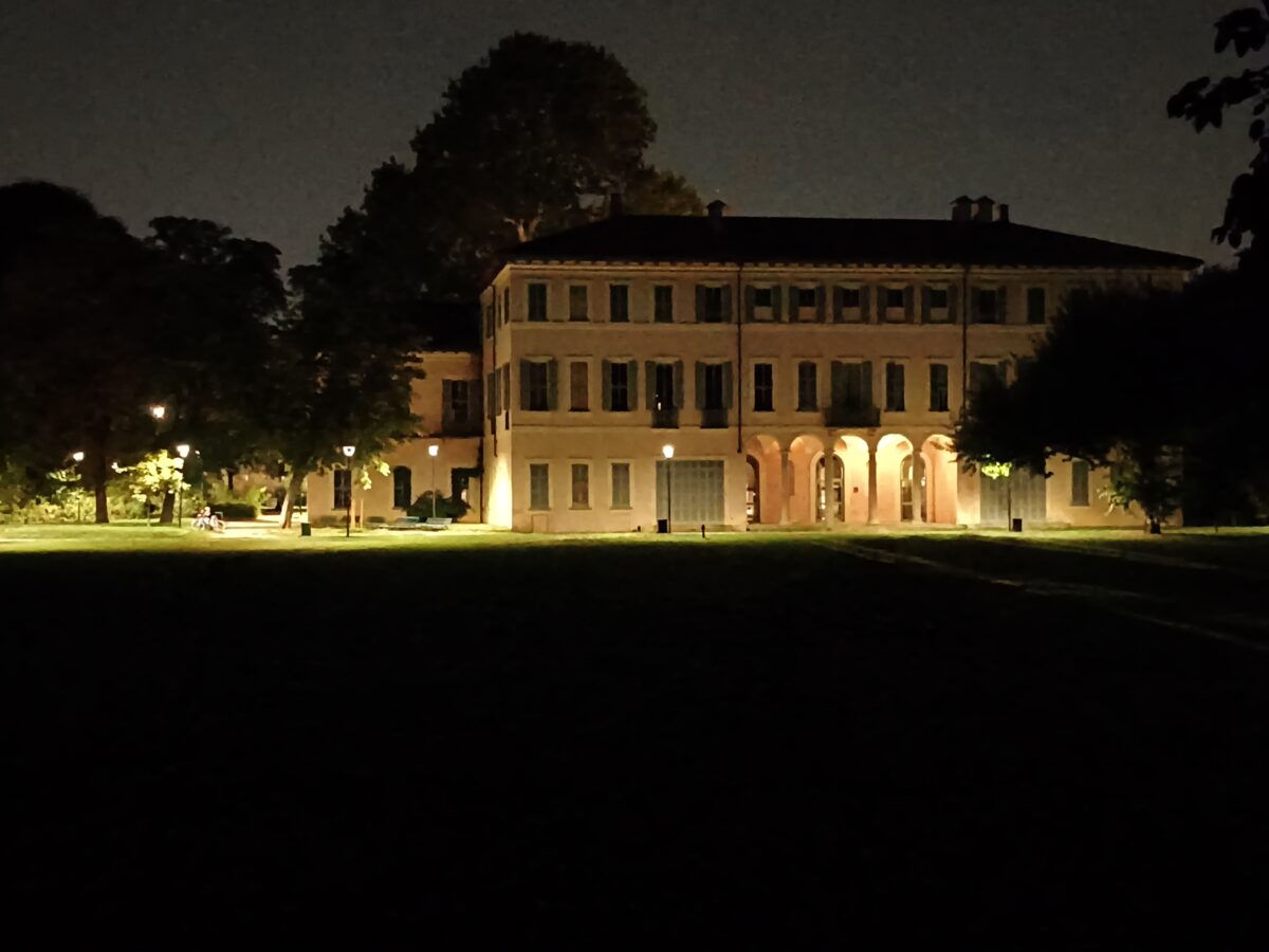 Fotografia scattata con Oppo Reno 16 F 5G che mostra la gestione notturna della fotocamera principale da 50 Mp