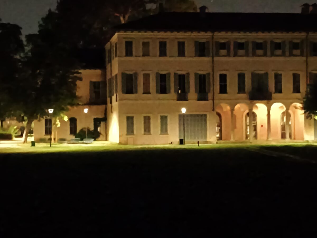 Fotografia scattata con Oppo Reno 16 F 5G che mostra la gestione notturna della fotocamera principale da 50 Mp
