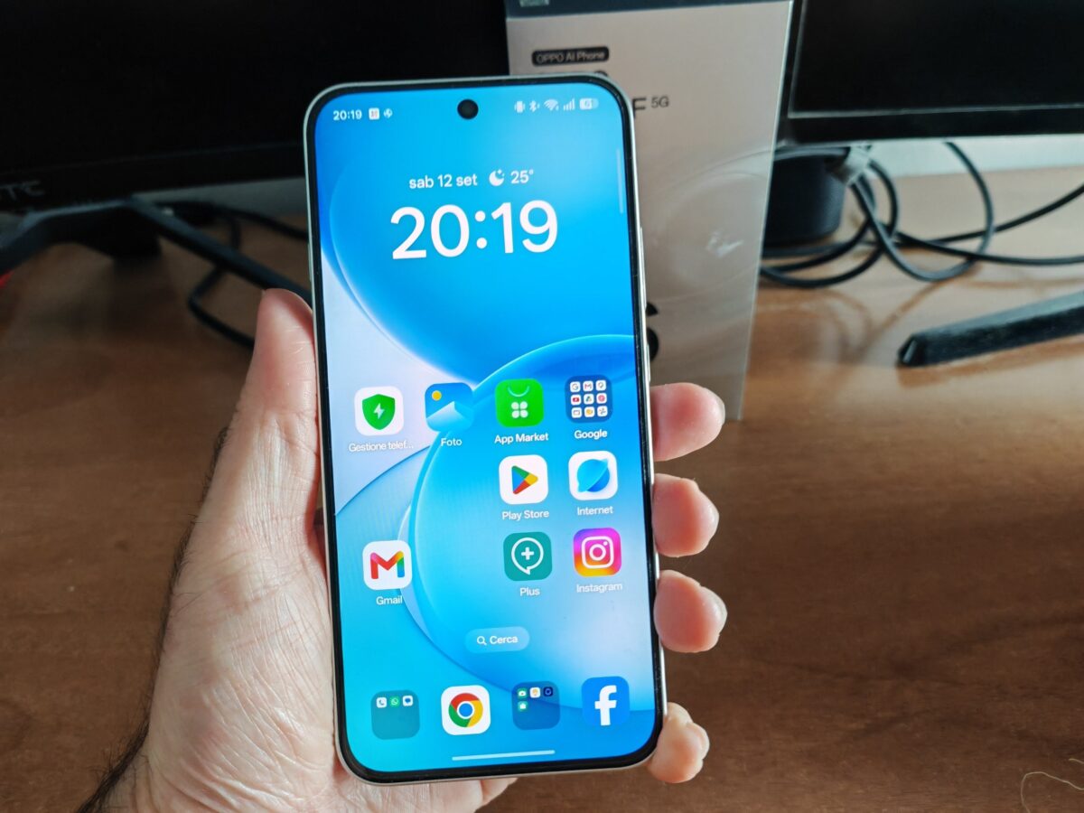 Display AMOLED da 6,57 pollici di Oppo Reno 16 F 5G con bordi sottili e foro centrale per la selfie camera da 50 MP.