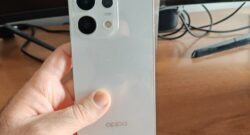 Vista posteriore di Oppo Reno 16 F 5G nel colore Pop White con modulo fotografico a tripla fotocamera