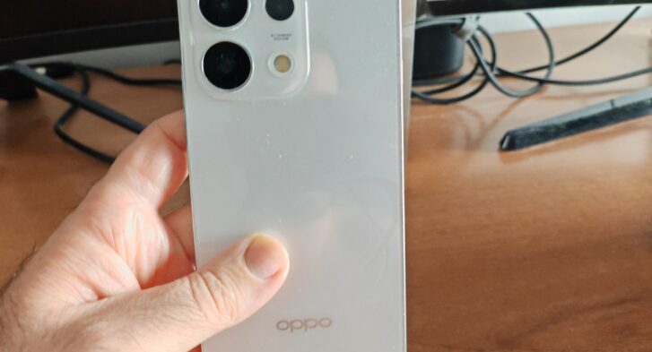 Vista posteriore di Oppo Reno 16 F 5G nel colore Pop White con modulo fotografico a tripla fotocamera