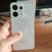 Vista posteriore di Oppo Reno 16 F 5G nel colore Pop White con modulo fotografico a tripla fotocamera