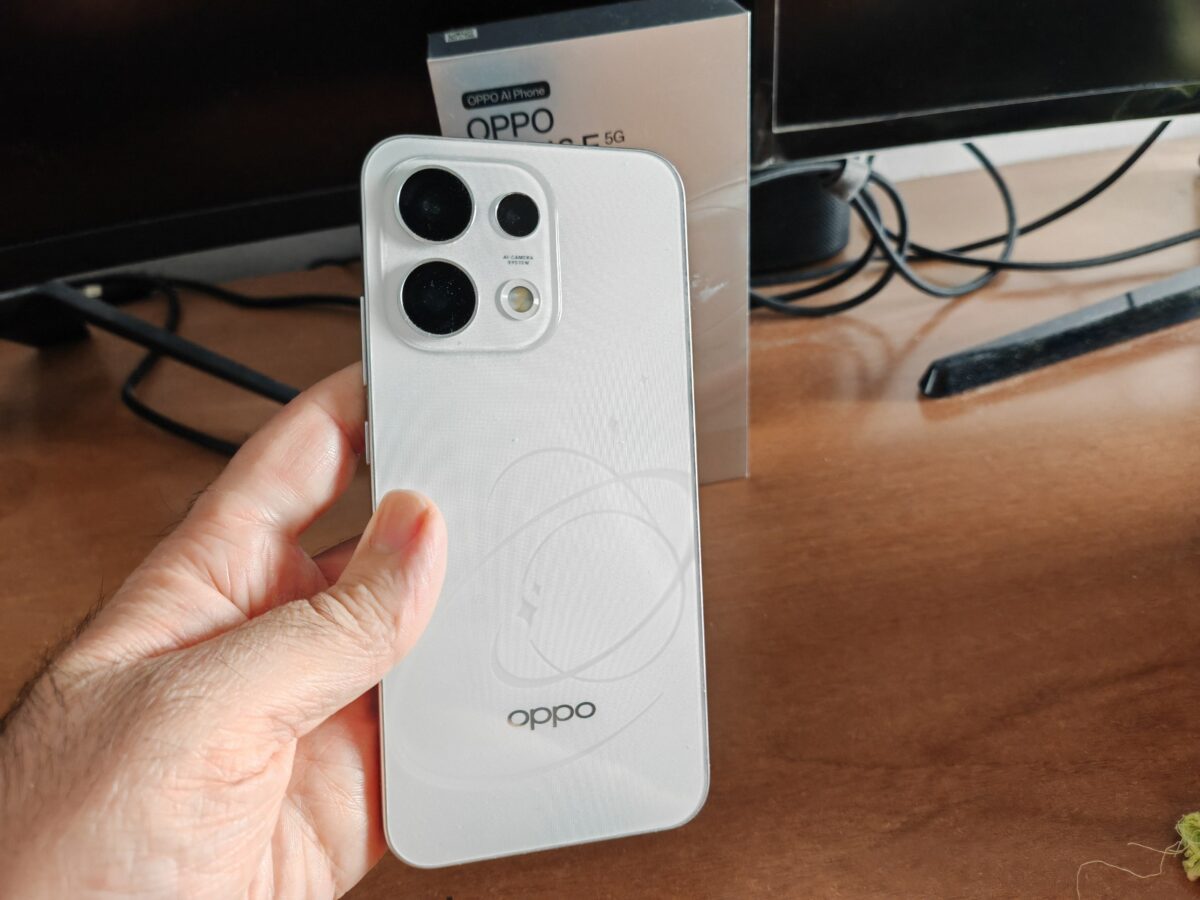 Vista posteriore di Oppo Reno 16 F 5G nel colore Pop White con modulo fotografico a tripla fotocamera