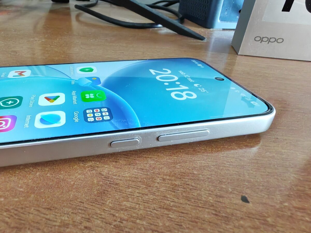 Dettaglio del profilo destro di Oppo Reno 16 F 5G con tasto di accensione e bilanciere del volume