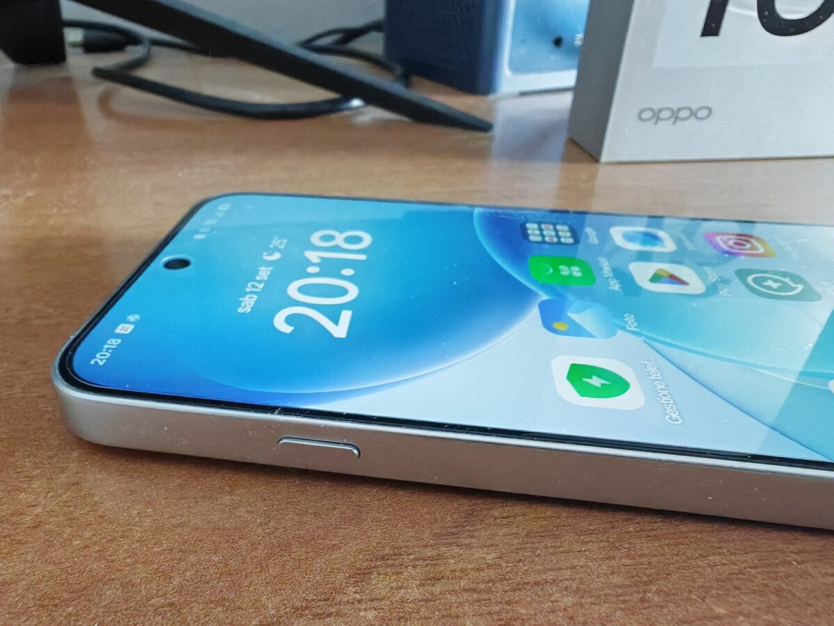 Dettaglio del profilo sinistro di Oppo Reno 16 F 5G con tasto personalizzabile Snap key