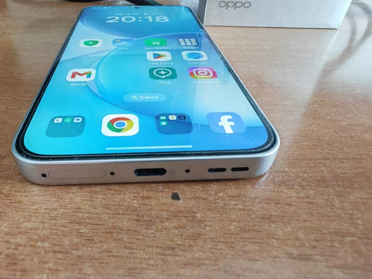 Dettaglio del profilo inferiore di Oppo Reno 16 F 5G con porta USB-C, altoparlante di sistema e slot per SIM.