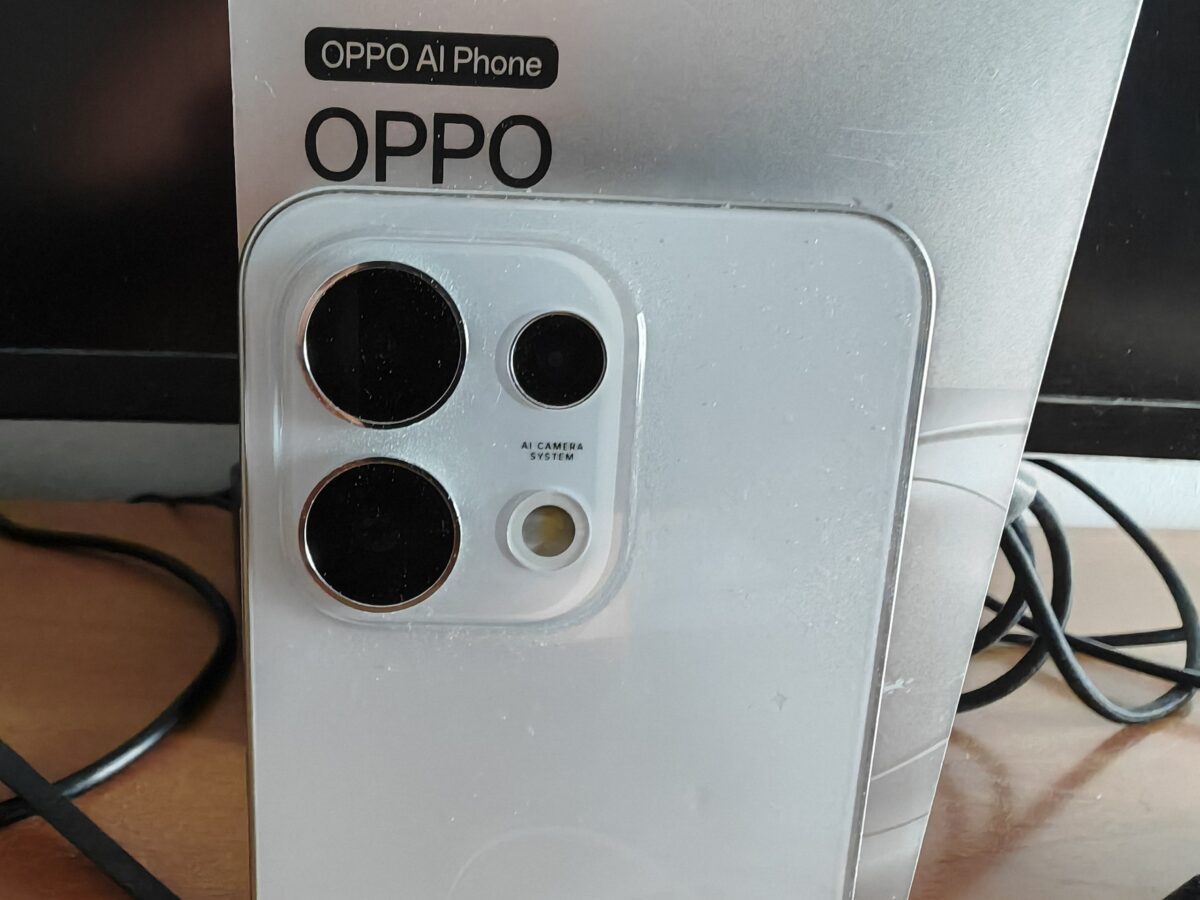 Dettaglio delle fotocamere posteriori di Oppo Reno 16 F 5G