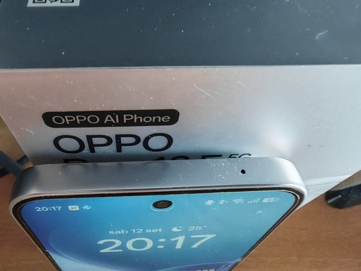 Dettaglio del profilo inferiore di Oppo Reno 16 F 5G con microfono