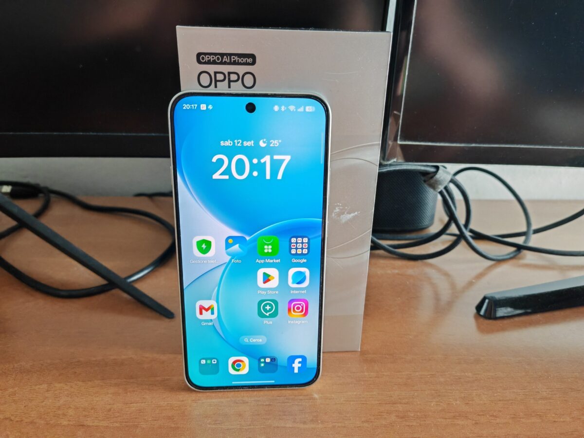 Display AMOLED da 6,57 pollici di Oppo Reno 16 F 5G con bordi sottili e foro centrale per la selfie camera da 50 MP.
