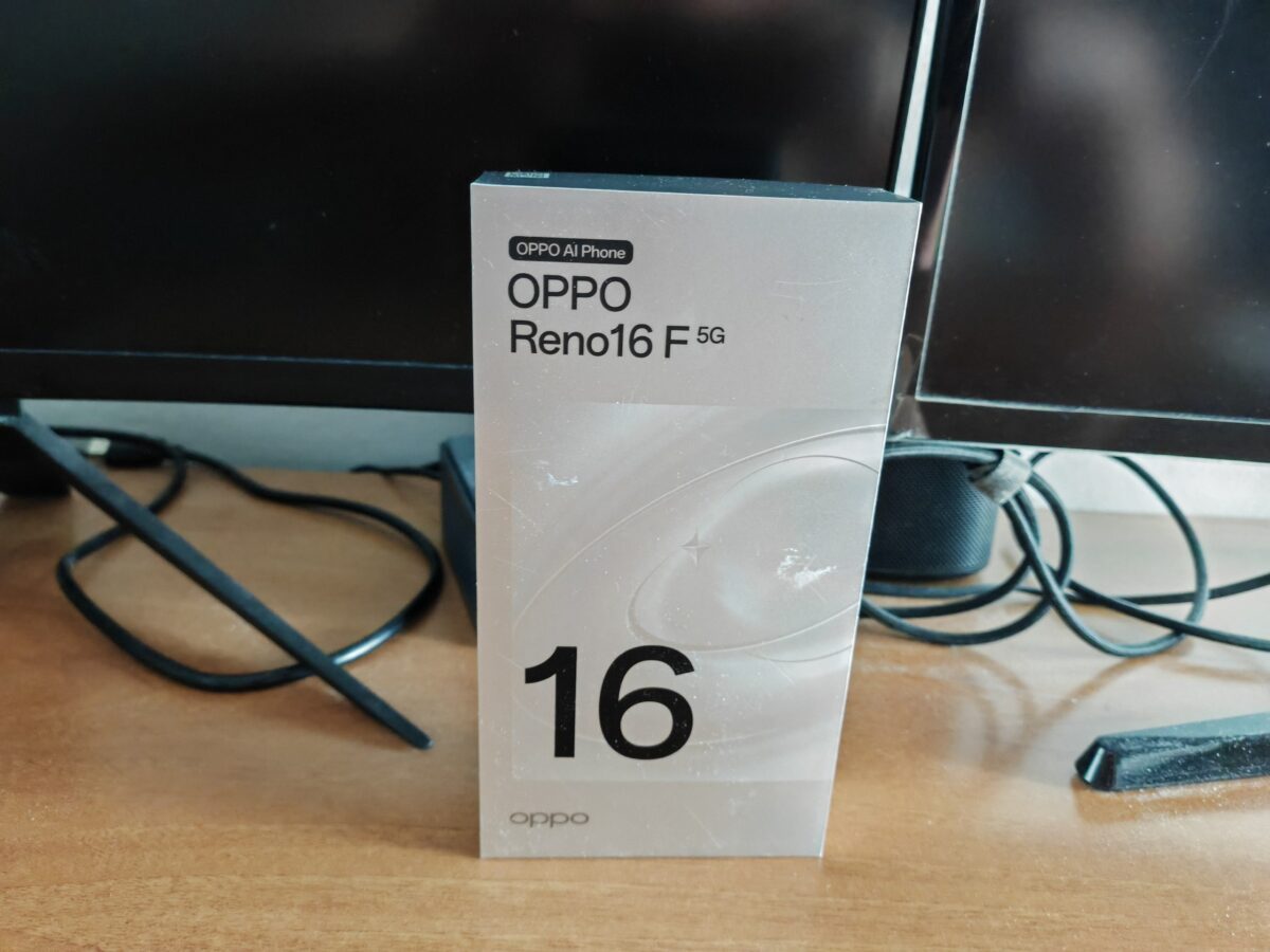 Confezione di Oppo Reno 16 F 5G