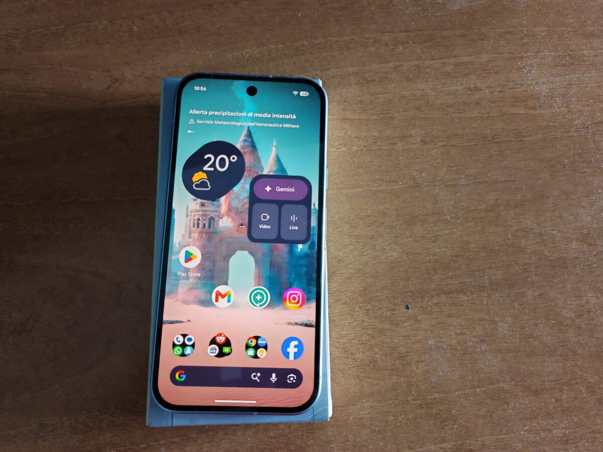 Display AMOLED da 6,3 pollici di Google Pixel 11 con bordi sottili e foro centrale per la selfie camera da 10,5 MP.