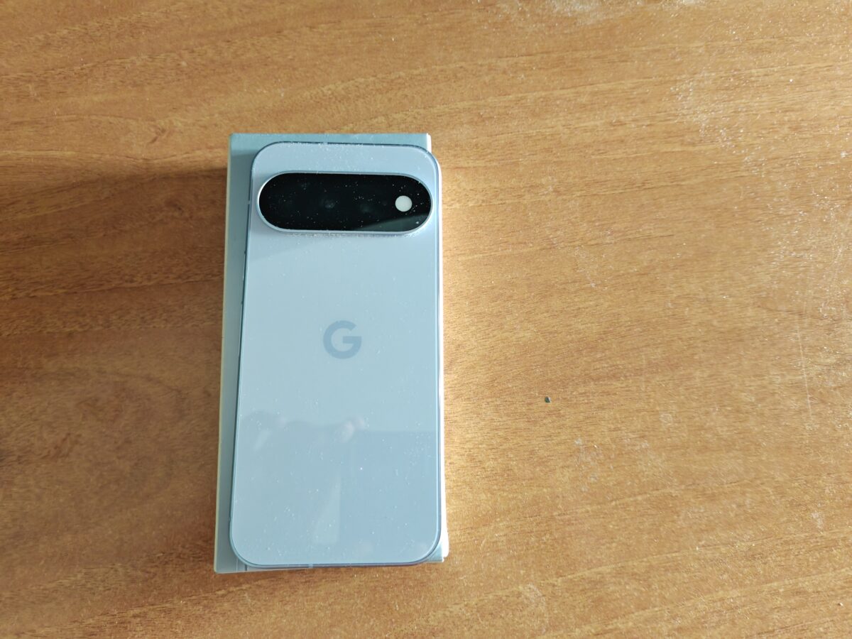 Display AMOLED da 6,3 pollici di Google Pixel 11 con bordi sottili e foro centrale per la selfie camera da 10,5 MP.