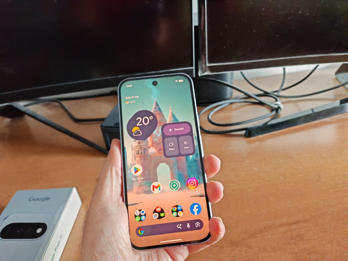 Display AMOLED da 6,3 pollici di Google Pixel 11 con bordi sottili e foro centrale per la selfie camera da 10,5 MP.