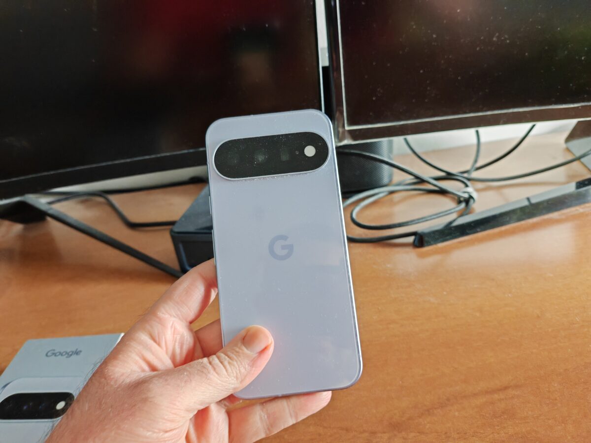 Dettaglio del profilo inferiore di Google Pixel 11 con porta USB-C, altoparlante di sistema e slot per SIM.