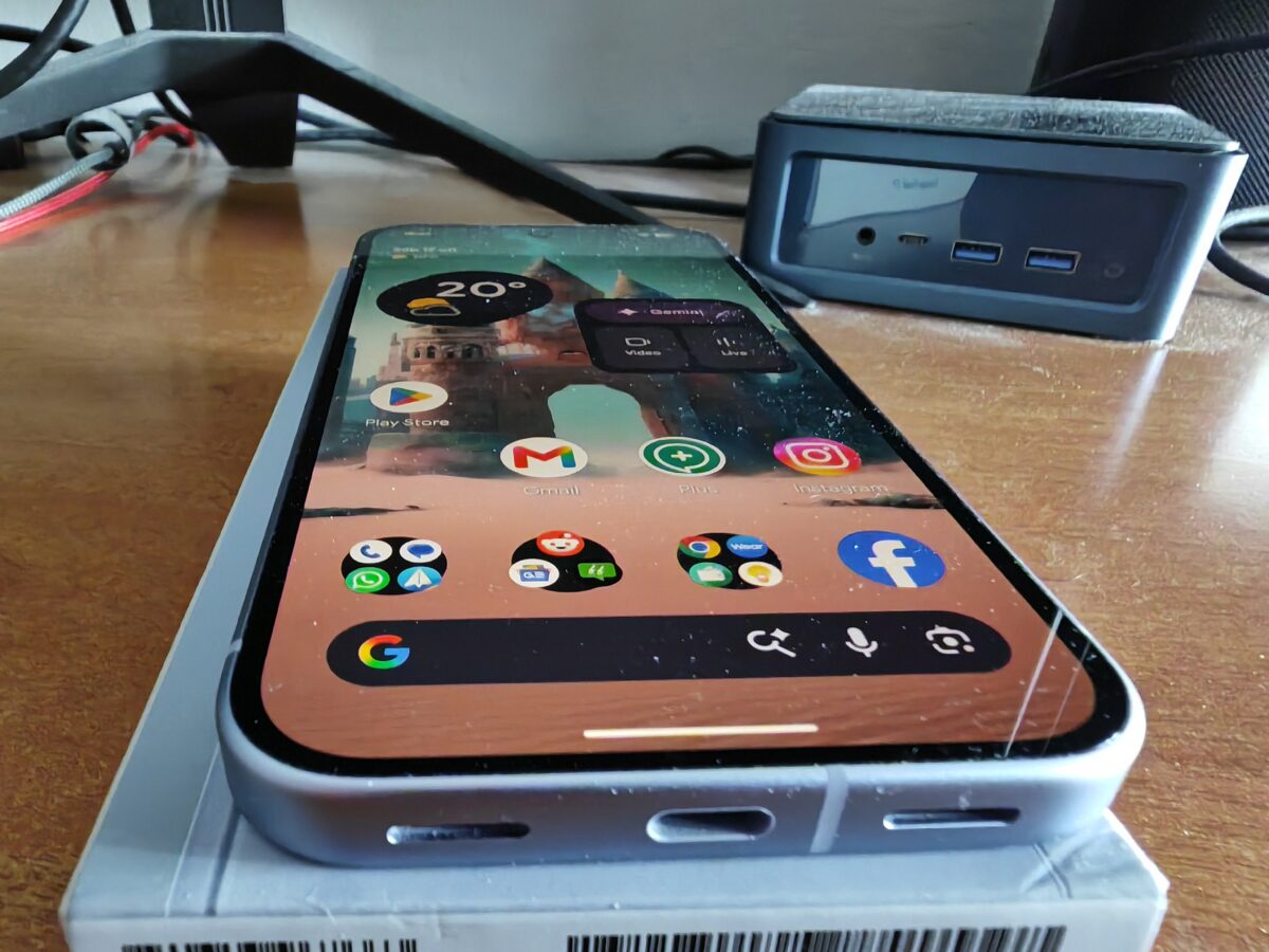 Dettaglio del profilo inferiore di Google Pixel 11 con porta USB-C, altoparlante di sistema e slot per SIM.