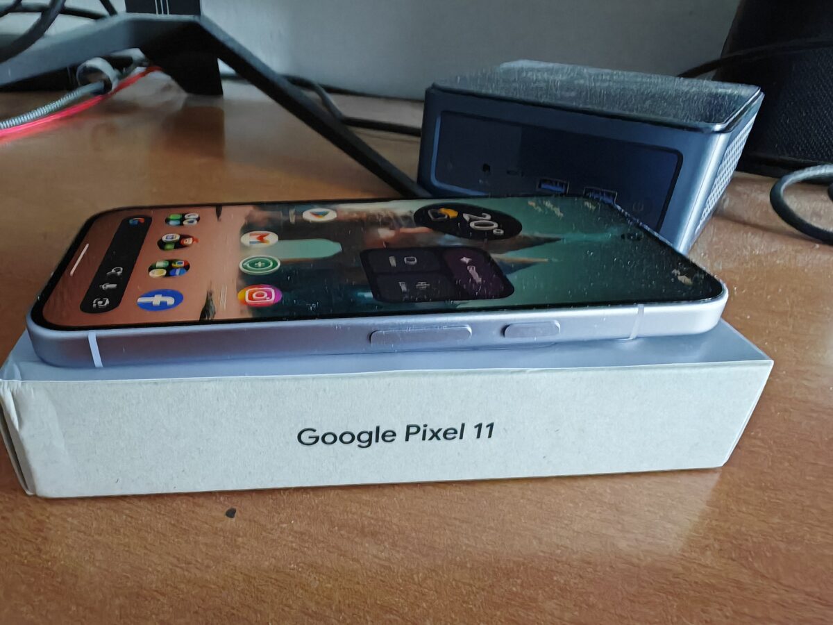 Dettaglio del profilo destro di Google Pixel 11 con tasto di accensione e bilanciere del volume