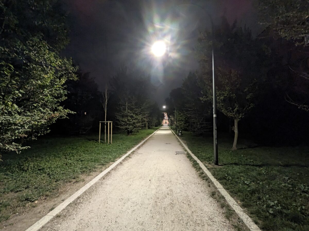 Fotografia scattata con Google Pixel 11 che mostra la gestione notturna della fotocamera ultra-grandangolare da 13 MP.