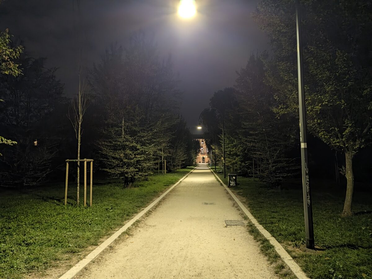 Fotografia scattata con Google Pixel 11 che mostra la gestione notturna della fotocamera principale da 48 MP