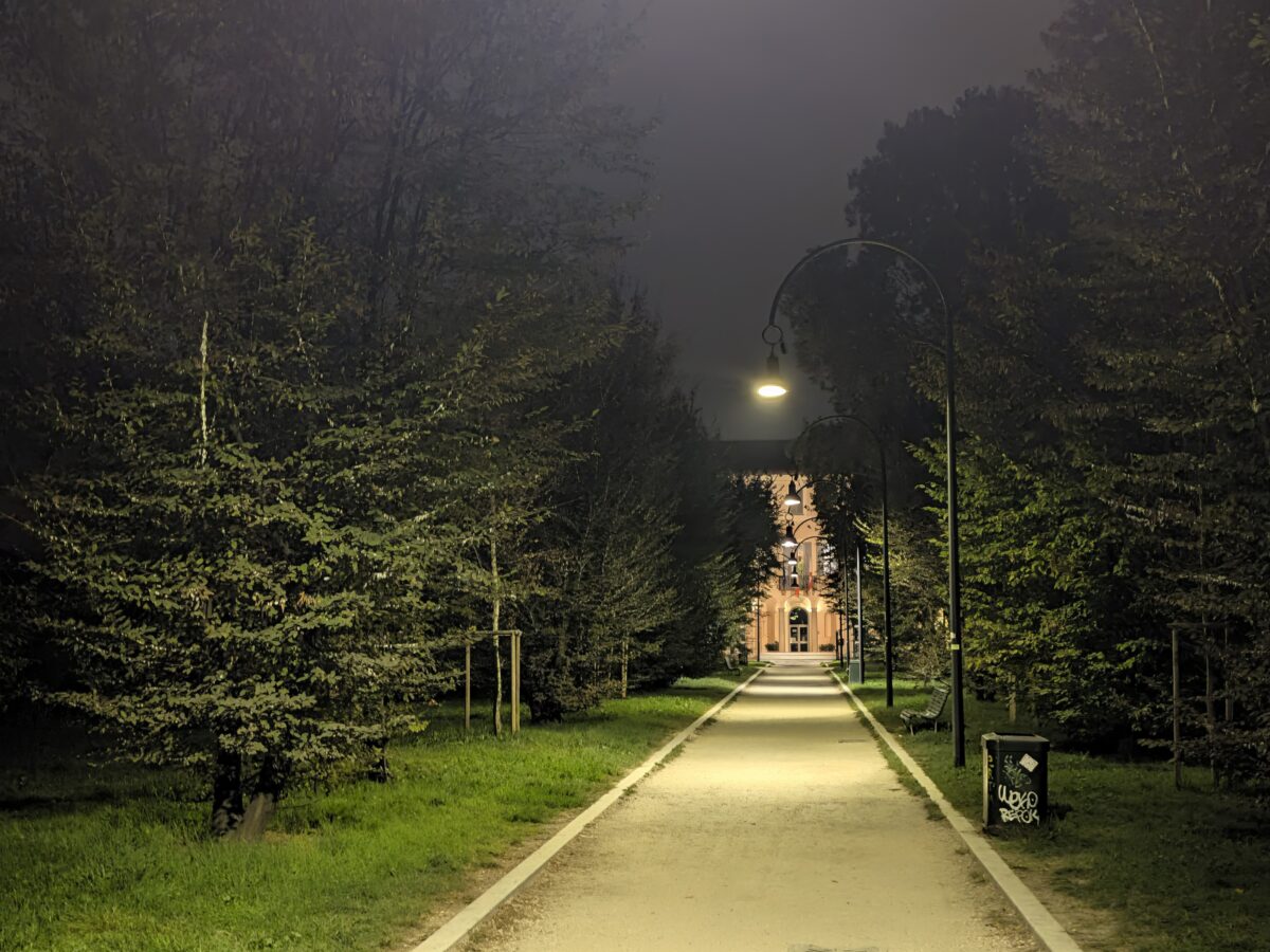 Fotografia scattata con Google Pixel 11 che mostra la gestione notturna della fotocamera principale da 48 MP