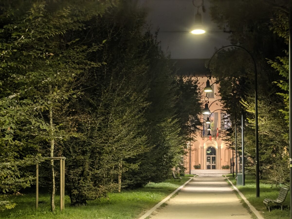Fotografia scattata con Google Pixel 11 che mostra la gestione notturna del teleobiettivo da 10,8 MP