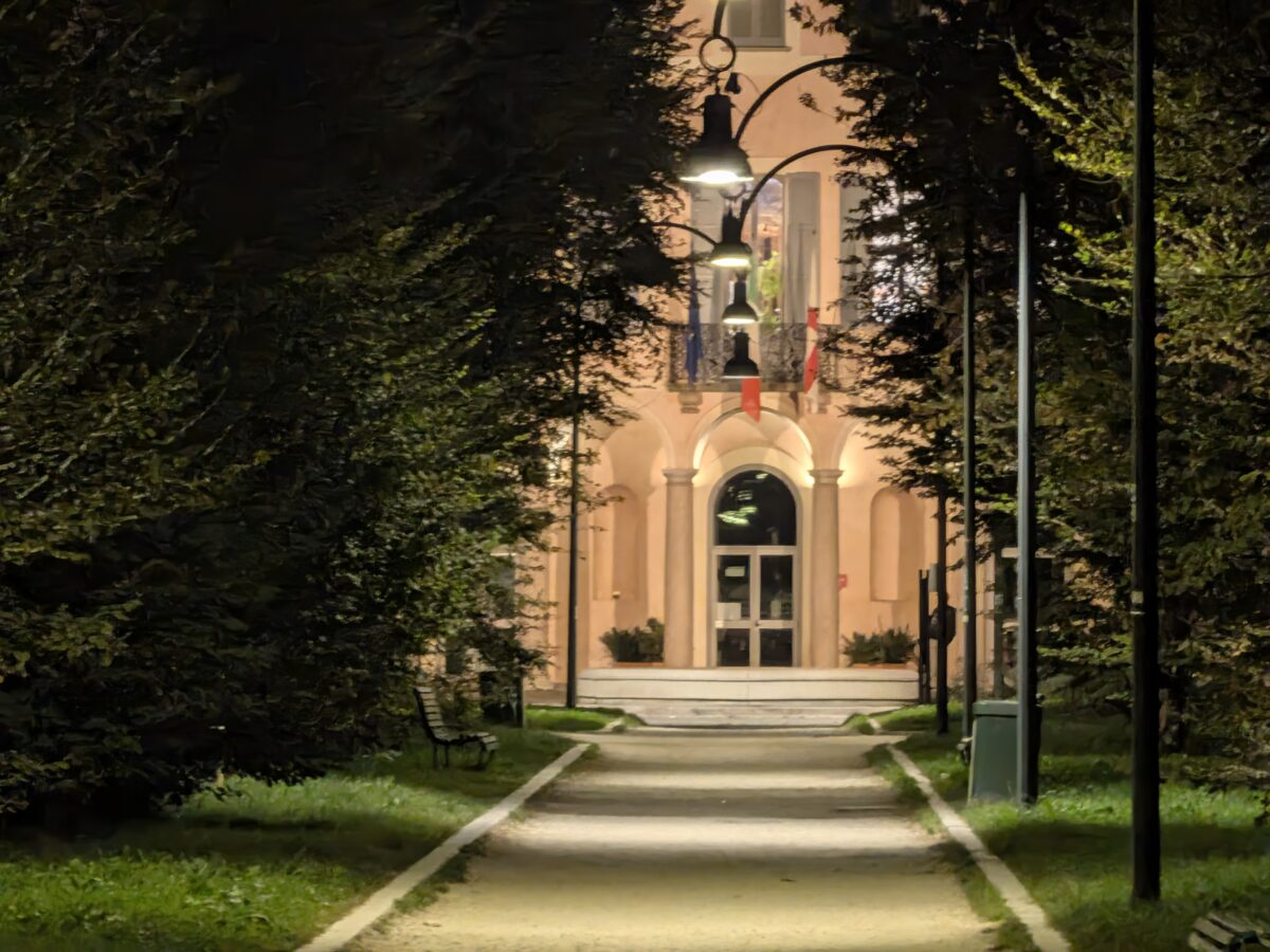 Fotografia scattata con Google Pixel 11 che mostra la gestione notturna del teleobiettivo da 10,8 MP