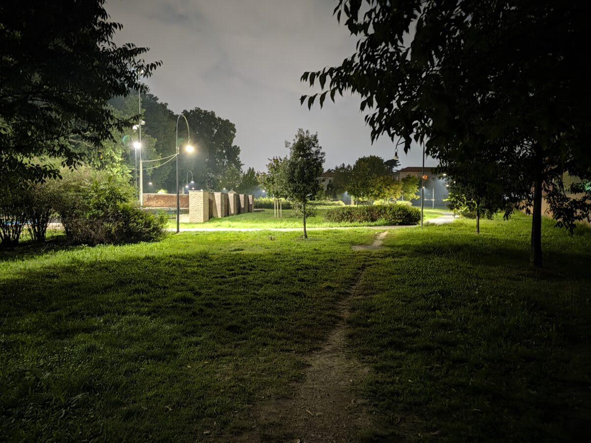 Fotografia scattata con Google Pixel 11 che mostra la gestione notturna della fotocamera principale da 48 MP