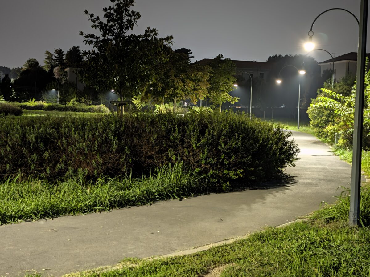 Fotografia scattata con Google Pixel 11 che mostra la gestione notturna della fotocamera principale da 48 MP