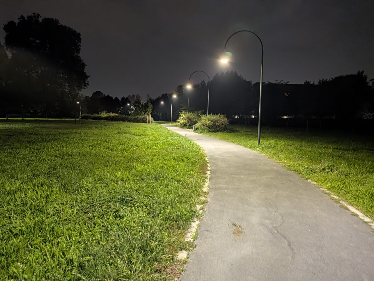Fotografia scattata con Google Pixel 11 che mostra la gestione notturna della fotocamera principale da 48 MP