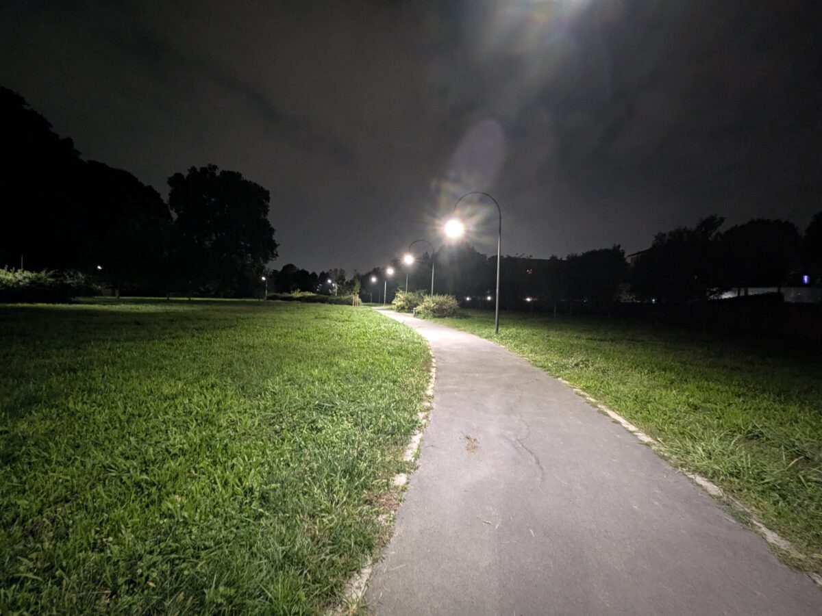Fotografia scattata con Google Pixel 11 che mostra la gestione notturna della fotocamera ultra-grandangolare da 13 MP.