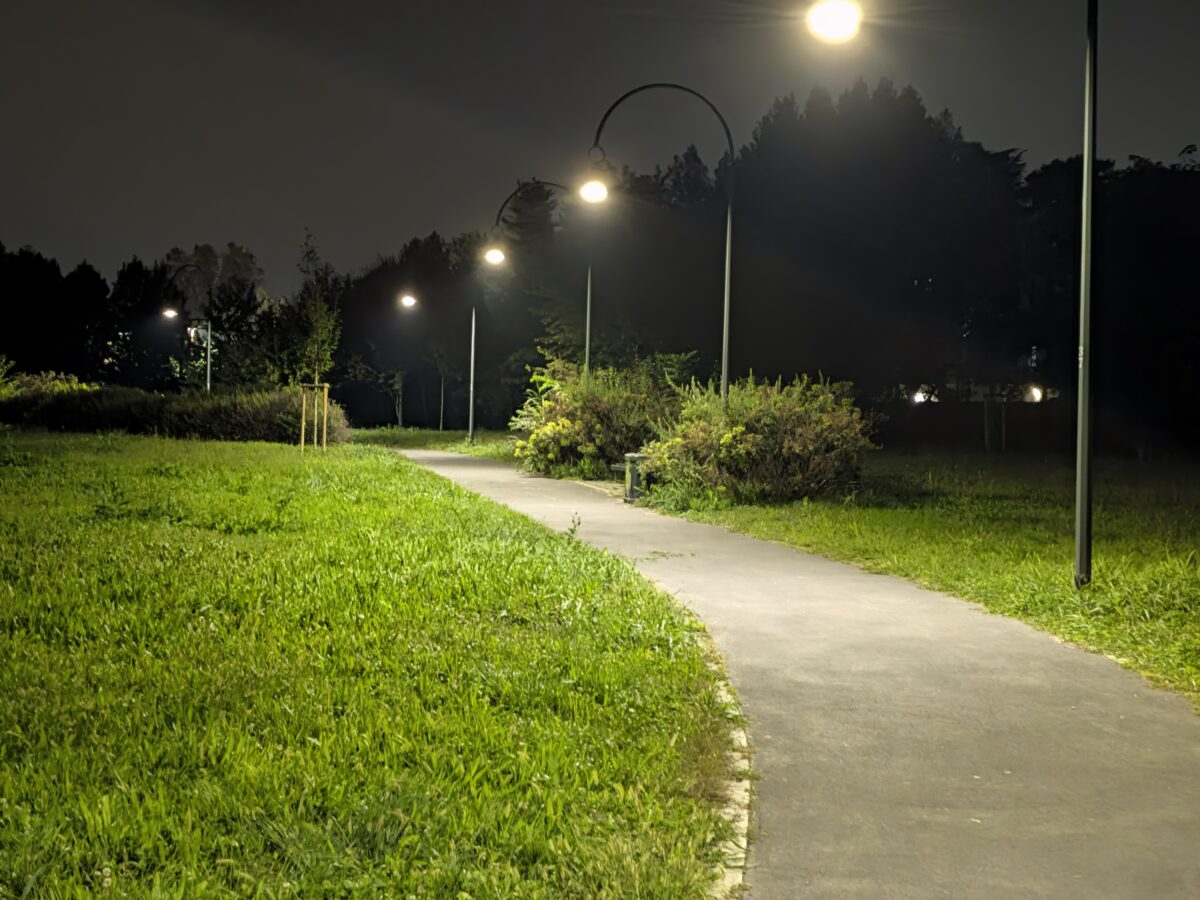 Fotografia scattata con Google Pixel 11 che mostra la gestione notturna della fotocamera principale da 48 MP