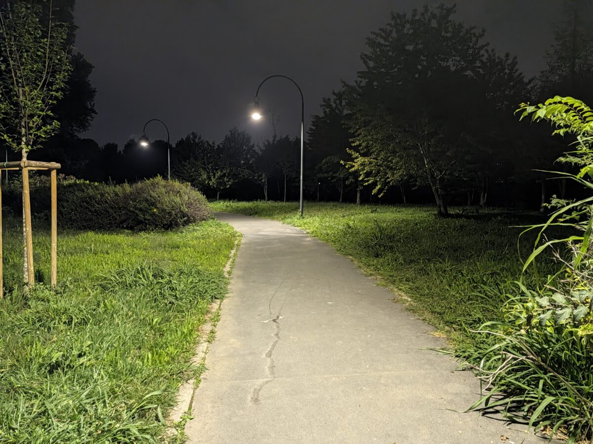 Fotografia scattata con Google Pixel 11 che mostra la gestione notturna della fotocamera principale da 48 MP