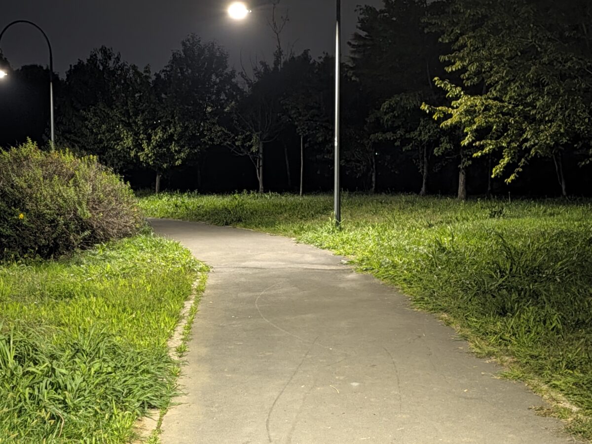 Fotografia scattata con Google Pixel 11 che mostra la gestione notturna della fotocamera principale da 48 MP