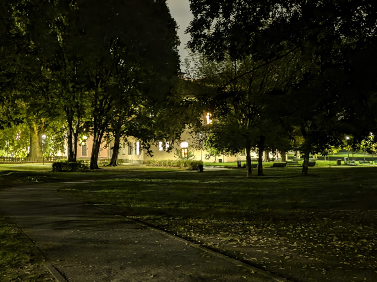 Fotografia scattata con Google Pixel 11 che mostra la gestione notturna della fotocamera principale da 48 MP