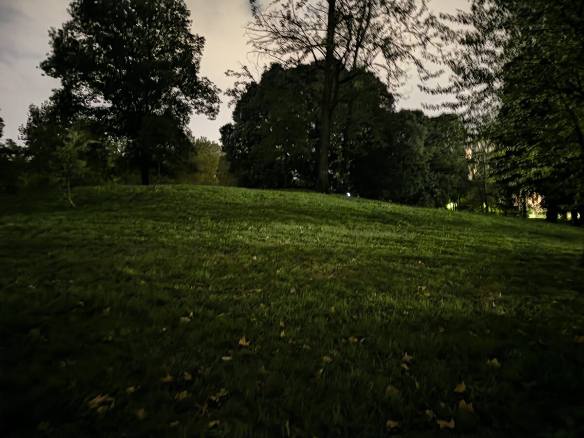 Fotografia scattata con Google Pixel 11 che mostra la gestione notturna della fotocamera principale da 48 MP