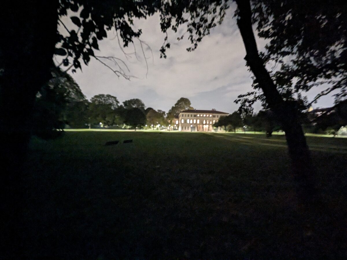 Fotografia scattata con Google Pixel 11 che mostra la gestione notturna della fotocamera ultra-grandangolare da 13 MP.