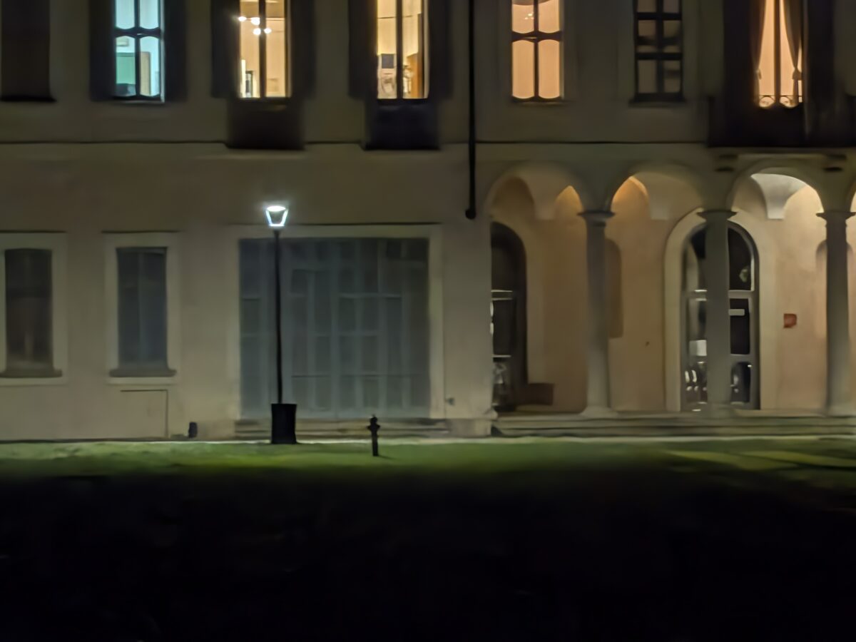 Fotografia scattata con Google Pixel 11 che mostra la gestione notturna del teleobiettivo da 10,8 MP